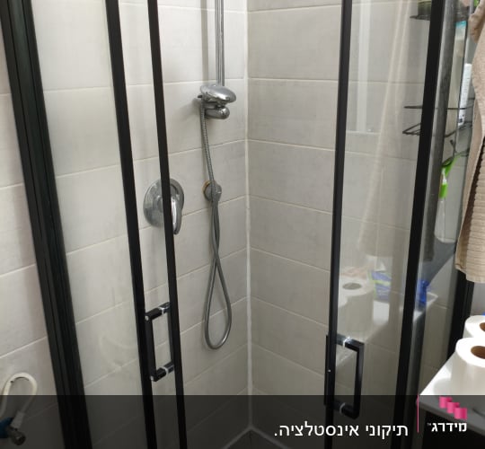 מקלחון עם דלתות זכוכית וברז מקלחת